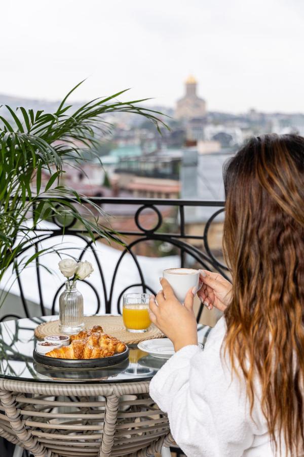Theory Hotel Τυφλίδα Εξωτερικό φωτογραφία A woman drinking coffee